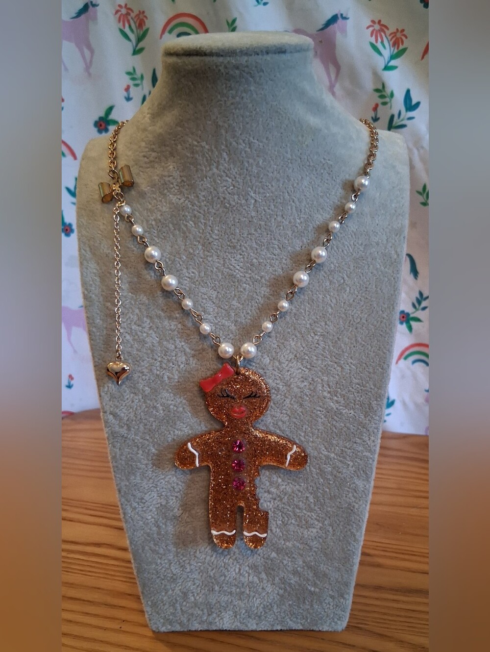 EUC Betsey Johnson Discontinued Sparkle Gingerbread Faux Pearl Holiday Necklace